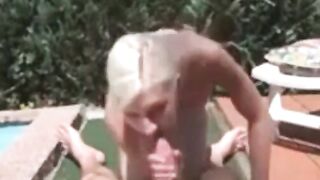Deutscher Amateur-Paar hat Spaß am Pool