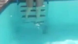 Deutscher Amateur-Paar hat Spaß am Pool