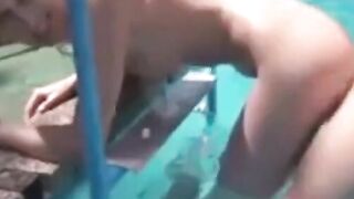 Deutscher Amateur-Paar hat Spaß am Pool