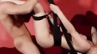 Akrobatischer Analsex mit einer brünetten deutschen Amateurin