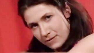Akrobatischer Analsex mit einer brünetten deutschen Amateurin