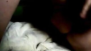 Ma vieille s'amuse avec des légumes