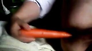 Ma vieille s'amuse avec des légumes