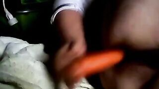 Ma vieille s'amuse avec des légumes
