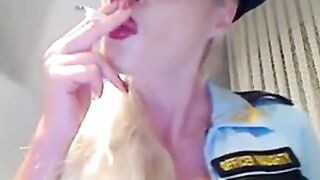 Blonde deutsche Femdom raucht und dominiert vor der Webcam