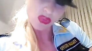 Blonde deutsche Femdom raucht und dominiert vor der Webcam