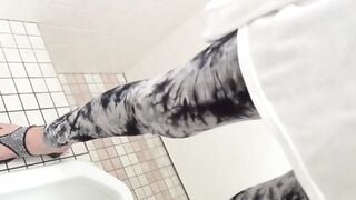 Peeping footage of Asian girls urinating in public stalls