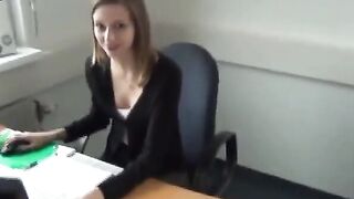 Büro-Abenteuer eines österreichischen Amateur-Paares