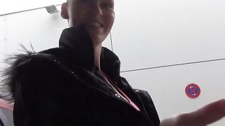 Blondine im Freien auf dem Parkplatz genommen!