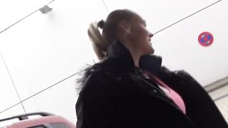 Blondine im Freien auf dem Parkplatz genommen!