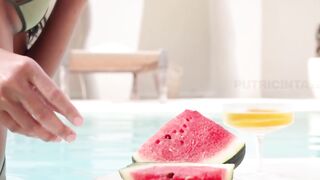 Great Camgirl Putri Cinta Spreading Her Vagina Close-Up At The Pool
