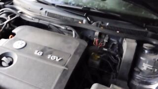 Deutsche Amateurin mit großem Arsch und großen Titten steckt in Autoproblem
