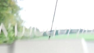 Deutsche Amateurin mit großem Arsch und großen Titten steckt in Autoproblem