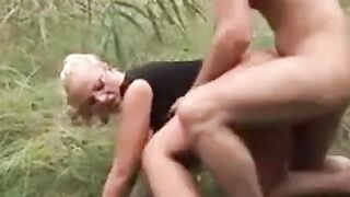 Abenteuer im Freien mit einer sexy deutschen Blondine mit Brille