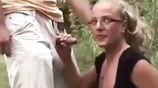 Abenteuer im Freien mit einer sexy deutschen Blondine mit Brille