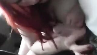 Rothaarige deutsche MILF bläst und fickt draußen