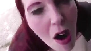 Rothaarige deutsche MILF bläst und fickt draußen