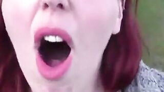 Rothaarige deutsche MILF bläst und fickt draußen