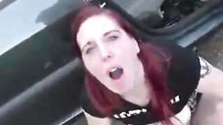 Rothaarige deutsche MILF bläst und fickt draußen