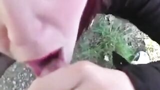 Rothaarige deutsche MILF bläst und fickt draußen