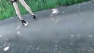 Rothaarige deutsche MILF bläst und fickt draußen