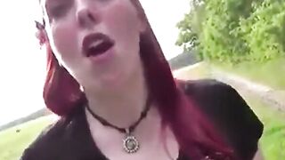Rothaarige deutsche MILF bläst und fickt draußen