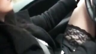 Elle jouit en conduisant - Orgasm en route