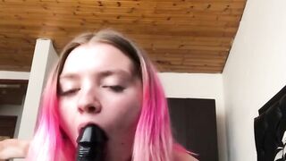 Thick White Girl Gives Epic Throatjob on Webcam