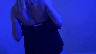 Big-Ass Blonde Babe in a Steamy Solo Cam Show