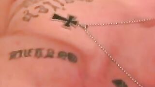 Tattooed stud shows off ripped body while wanking