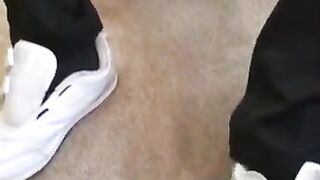 Tattooed stud shows off ripped body while wanking