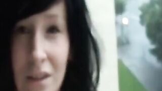 Deutsche masturbiert Outdoor im Regen