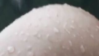 Deutsche masturbiert Outdoor im Regen