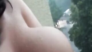 Deutsche masturbiert Outdoor im Regen