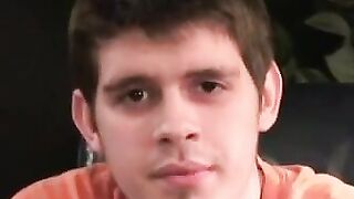 Amateur stud strips down and wanks hard to porn