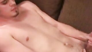 Amateur stud strips down and wanks hard to porn