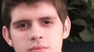 Amateur stud strips down and wanks hard to porn