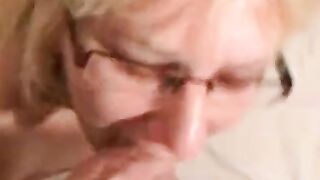 Rauchen und Blasen mit einer deutschen MILF