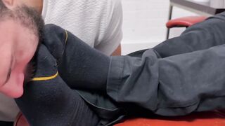 Lusty big dad Cub requires Thoms full foot adoration at work