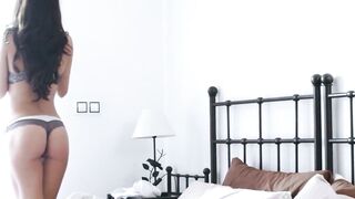 Alexa Tomas wakes stud with seductive moves for morning fuck