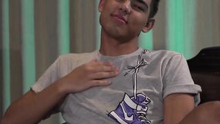 Twink Felix fingers himself while sucking random cock