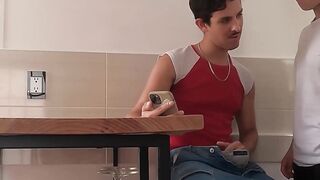 Plumber Alfonso Osnaya bottoms for Enrique Muduâs tool