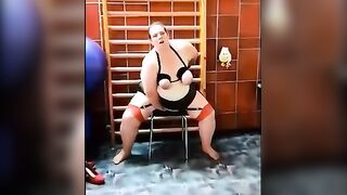 Deutsche BBW mit dicken Arsch reitet Dildo in Nylons