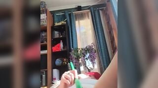 Aussie Amateur Reaches Orgasm