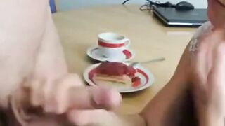 Deutscher Amateur-Blowjob mit Abspritzen