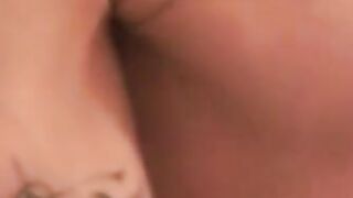 Slender amateur shoots cum in hand after solo session