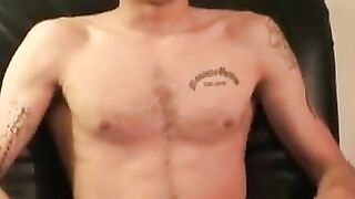 Slender amateur shoots cum in hand after solo session