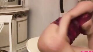 Fisted Amateur Split in Two