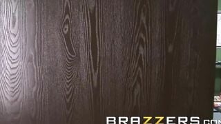 BRAZZERS - Brianna Brooks Helps Johnny Sins with his Sperm Donation