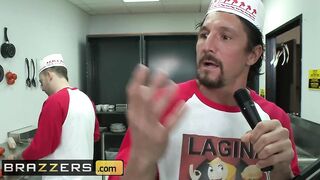 Brazzers - Bombshell Cop Tyler Faith is looking for more than a Hotdog